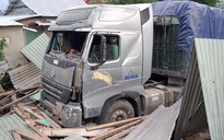 Quảng Nam: Kinh hoàng container đâm sập nhà dân, cuốn 2 vợ chồng vào gầm