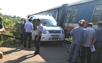 Đồng Nai: Ô tô 16 chỗ bị tàu hỏa tông văng, 5 người bị thương