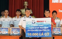 Trao 10.000 lá cờ Tổ quốc cho quân dân Trường Sa đón Tết