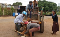 Hộ nghèo thêm khó khăn sau khi... nhận hỗ trợ