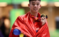 Kình ngư Nguyễn Huy Hoàng cầm cờ đoàn Thể thao Việt Nam tại SEA Games 32