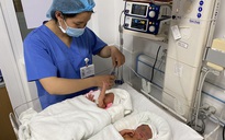 Cặp song sinh chào đời khoẻ mạnh sau khi được chữa bệnh ở tuần thai thứ 23