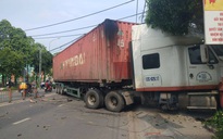 Kinh hoàng xe container "san phẳng" dải phân cách rồi lao vào cửa hàng ở TP HCM