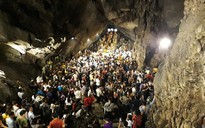 Hàng vạn người đổ về chùa Hương ngày khai hội