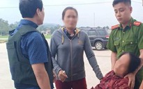 Mẹ của đối tượng buôn ma túy ngất tại hiện trường kêu gọi con trai ra đầu hàng