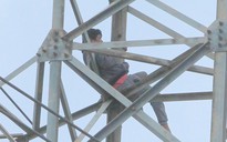 Người đàn ông "ngáo đá" cố thủ 36 giờ ở độ cao 40 m trên cột điện cao thế