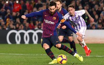 Messi ôm mặt vì hỏng phạt đền, Barcelona chật vật hạ Valladolid