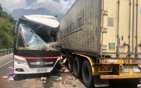 Xe chở khách du lịch lấn làn tông container, 12 người bị thương