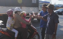 CSGT Đồng Tháp phát nước, khăn lạnh cho người dân trên đường về quê ăn Tết