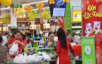 Người dân ùn ùn vào siêu thị sắm Tết, chợ truyền thống thưa vắng