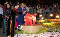 Chủ tịch Quốc Hội bỏ ống heo nghĩa tình ở đường hoa Nguyễn Huệ