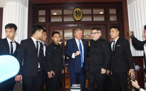 Bản sao Donald Trump và Kim Jong-un bất ngờ cùng nhau bước vào khách sạn Metropole