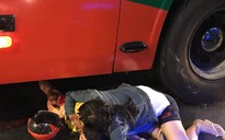 Người mẹ ôm con gái đang hấp hối dưới bánh xe khách