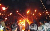 Độc đáo tục "xin" lửa đêm giao thừa ở ngôi làng cổ gần 400 năm