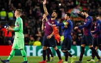 Ronaldo gọi, Messi trả lời với dấu giày trong 4 bàn của Barcelona