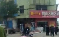 Trung Quốc: Cảnh sát nổ súng ngăn tài xế lao vào đám đông