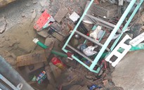 TP HCM: Vỡ đường ống dẫn nước tạo "hố tử thần" giữa nhà dân