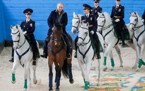 Ông Putin đầy nam tính giữa đoàn kỵ binh nữ