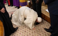 Giáo hoàng Francis quỳ gối hôn chân các lãnh đạo Nam Sudan