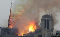 Clip: Nhà thờ Đức Bà Paris bất ngờ bốc cháy dữ dội