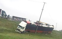 3 xe container, 1 xe tải tông liên hoàn trên quốc lộ, 2 người nhập viện cấp cứu
