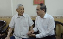 Bí thư Thành ủy TP HCM Nguyễn Thiện Nhân ân cần thăm hỏi gia đình chính sách