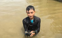 Điêu luyện lặn bắt tôm càng xanh, cua dưới sông Lam