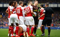 Ozil ném áo ngày Arsenal thua trận trên sân Everton