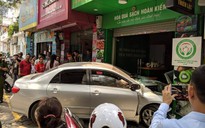 Xế hộp do nữ tài xế điều khiển bất ngờ lao thẳng vào cửa hàng ở Hà Nội