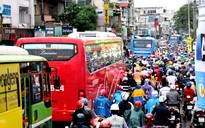 TP HCM: Hết lội nước, ngàn người tiếp tục bơ phờ bởi kẹt xe sau mưa lớn