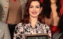 "Quý cô lừa đảo" Anne Hathaway sung sướng nhận sao