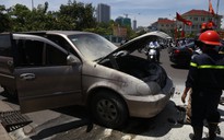 Xe 7 chỗ bất ngờ bốc cháy dữ dội ở Nha Trang