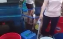 Đà Nẵng: Người dân vật vã dùng thùng nhựa đi hứng nước sạch