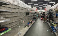 Nhân viên Auchan "muốn khóc" nhìn khách vừa mua, vừa ăn, vừa phá hàng hóa trong siêu thị