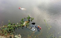 Bàng hoàng phát hiện thi thể đàn ông cùng xe máy nổi trên mặt hồ