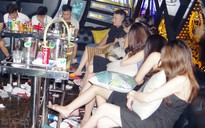 Bắt quả tang 11 "chân dài" và 17 nam thanh niên mở tiệc ma túy ở quán karaoke