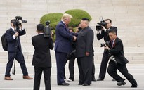 Hình ảnh lịch sử khi Tổng thống Trump gặp ông Kim Jong-un tại Bàn Môn Điếm