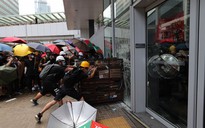 Người biểu tình Hồng Kông đập phá cửa kính, tràn vào Hội đồng Lập pháp
