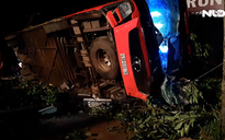 [VIDEO] Xe khách mất lái đâm xe tải, hàng chục người thương vong