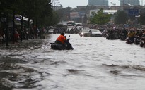 CLIP: Nước cuồn cuộn cuốn ngã xe máy trong cơn mưa xối xả ở TP HCM
