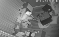 CLIP: Kẻ trộm phá banh 2 két sắt trong biệt thự của ca sĩ Nhật Kim Anh