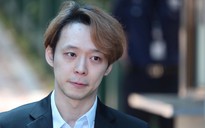 Nhận án treo, “Hoàng tử gác mái” Park Yoo Chun khóc, xin lỗi