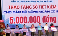 Trao 10 sổ tiết kiệm cho cán bộ Công đoàn khó khăn