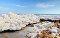 Giải mã "tuyết ấm" bí ẩn của Biển Chết