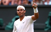 Clip Nadal bật cười vì cú giao bóng "quái" của Kyrgios