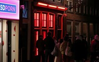 Hà Lan đóng cửa phố đèn đỏ vì du khách chỉ toàn… chụp hình?