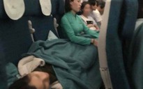 Tiếp viên chia sẻ về giây phút ngồi ôm nữ hành khách bị ngất trên máy bay