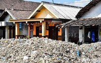 Rác thải “nuốt chửng” ngôi làng ở Indonesia