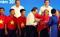 Thủ tướng cùng Báo Người Lao Động trao 10.000 lá cờ Tổ quốc cho ngư dân