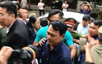 Ông Nguyễn Hữu Linh không còn bung chạy, bình tĩnh vào phòng xử án